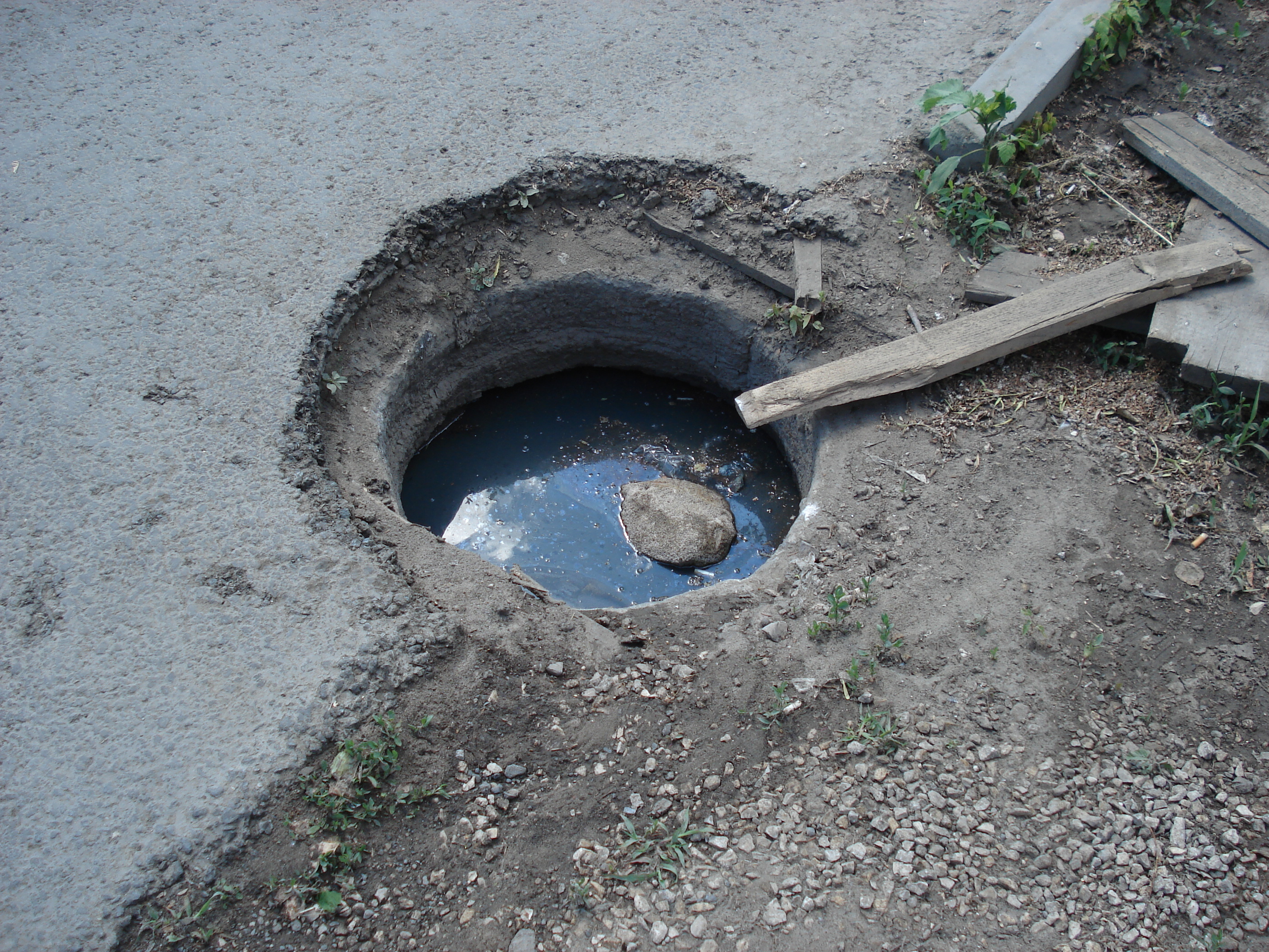 Открытый канализационный люк у дома 150А по ул. Садовой в г. Самаре на 17.06.16